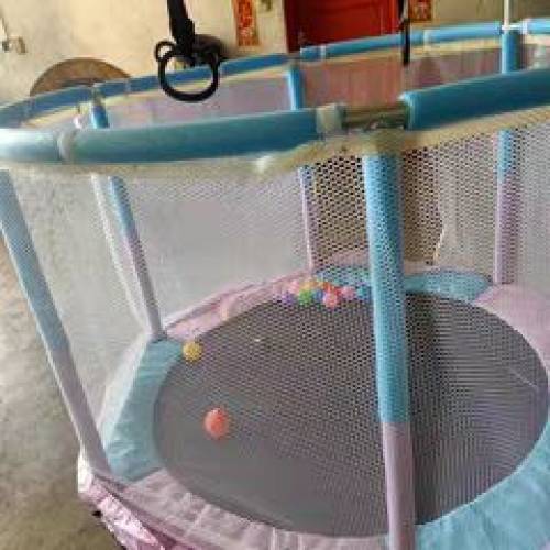 兒童彈彈床適合9歲或者以下的小朋友