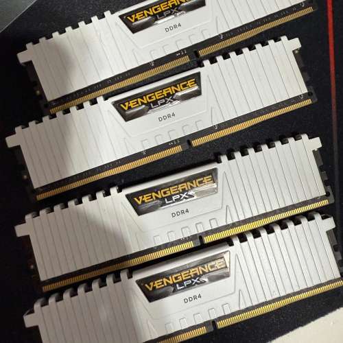 99% New Cosair Vengeance 4條 8 GB 3200mhz Ram (DDR4)