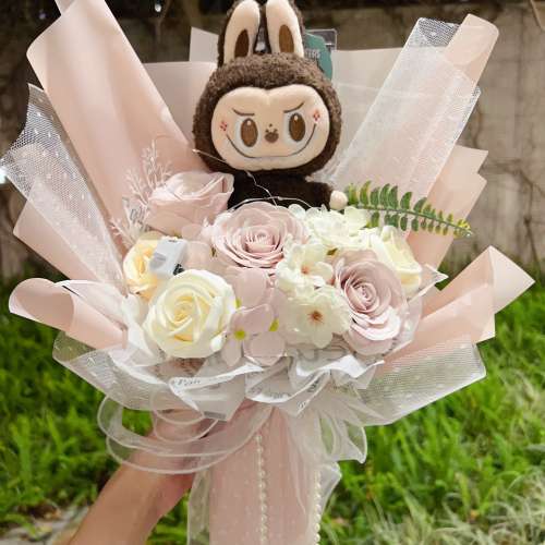 獨家原創·正版·專業花藝師用心製作 labubu公仔花束 拉布布公仔花束💐香皂花&仿真...