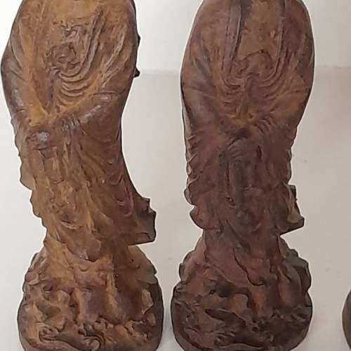 清理存貨買一送一。沉香木觀音高約6吋，原價300元，現清貨買一送一兩個共售300元.買...