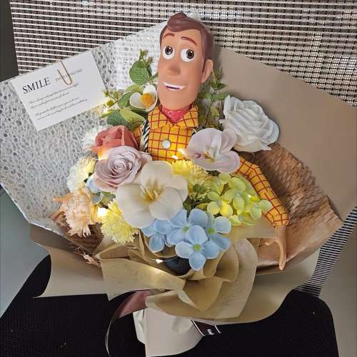 獨家原創·專業花藝師用心製作 🌟特別版發聲胡迪花束 胡迪公仔花束 反斗奇兵胡迪畢...