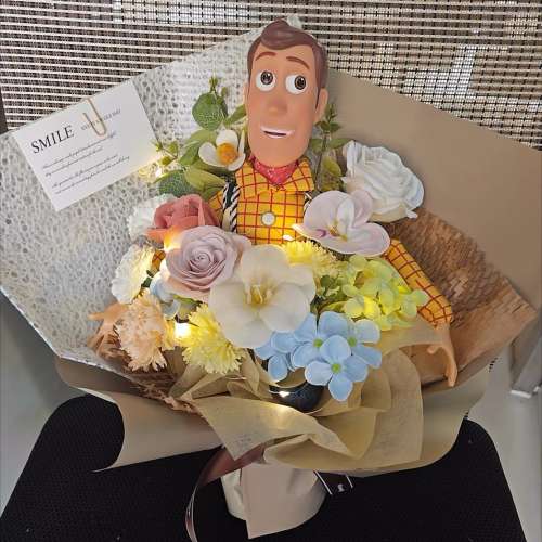 獨家原創·專業花藝師用心製作 🌟特別版發聲胡迪花束 胡迪公仔花束 反斗奇兵胡迪畢...