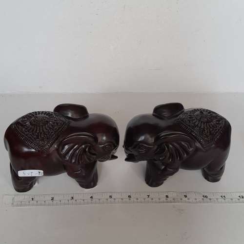 沉香木雕減價出售，一個十二寸高觀音，一對五寸畗貴象，及一套二件10寸長靈芝擺件，...