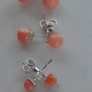 一手三對天然珊瑚純銀托耳環,5/6/7mm.共售三百六十元。單一對一百六十元。no.27.3.25
