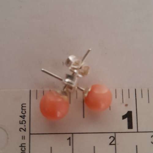 一手三對天然珊瑚純銀托耳環,5/6/7mm.共售三百六十元。單一對一百六十元。no.27.3.25