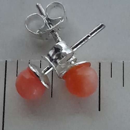一手三對天然珊瑚純銀托耳環,5/6/7mm.共售三百六十元。單一對一百六十元。no.27.3.25