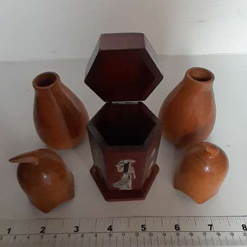 一手三個越南工藝品牙籤筒，一個三寸木鑲嵌貝殼越南美女，兩個四寸竹葫蘆型。三個共...