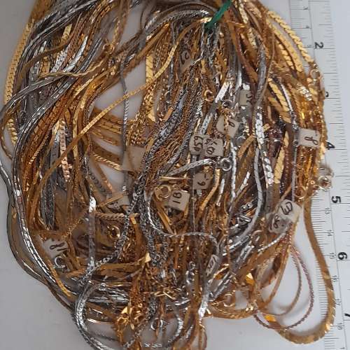 一手銅頸鏈清貨，重約331克,長約十六吋。共售一百八十元。no.28.3.25