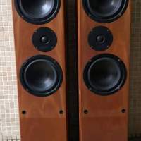 惠普compact M -700採用英國製造的揚聲器單元，啞鈴式坐地喇叭