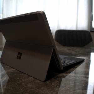 Surface GO (一代) 連 Keyboard