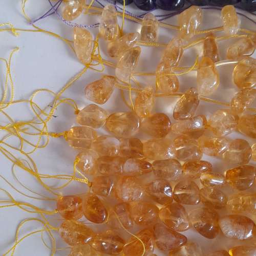 一手 9條 天然A級黃晶/紫晶不定形珠串，長約十六吋，清貨價九條共售五百元，單一條1...