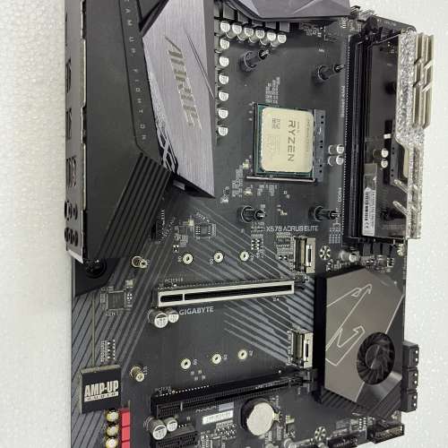 電腦底板: 技嘉X570 AORUS ELITE主板+R7 3700X+2X8GB 帶燈光內存
