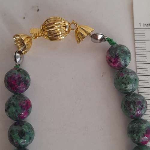 天然紅綠寶ruby zoisite。10mm 16吋 圓珠切割面。配上焊口圈波仔扣，no.4.3.25