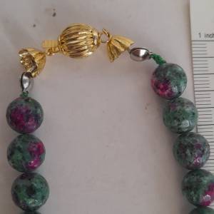 天然紅綠寶ruby zoisite。10mm 16吋 圓珠切割面。配上焊口圈波仔扣，no.4.3.25