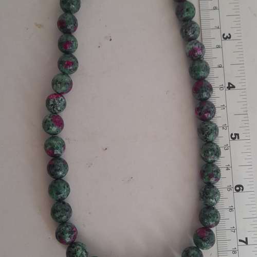 天然紅綠寶ruby zoisite。10mm 16吋 圓珠切割面。配上焊口圈波仔扣，no.4.3.25