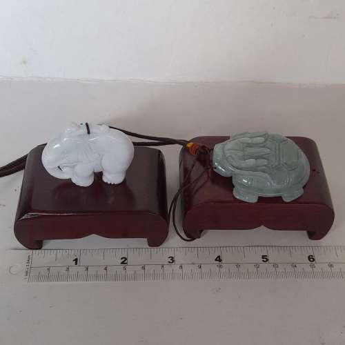 多用途翡翠A玉大象/龍頭龜，長約兩吋，可以作小擺件連木座，手把件，吊件等用途。好...