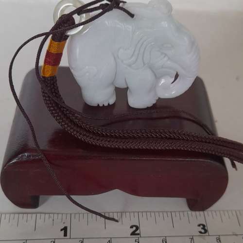 多用途翡翠A玉大象/龍頭龜，長約兩吋，可以作小擺件連木座，手把件，吊件等用途。好...