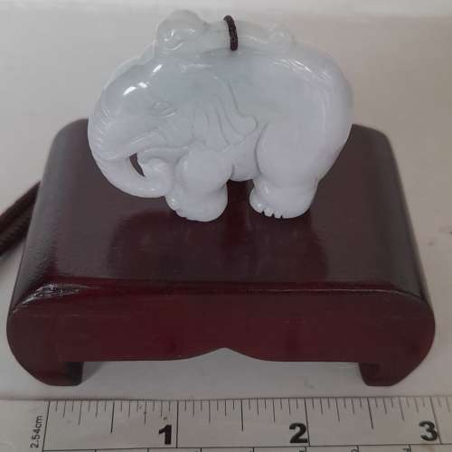 多用途翡翠A玉大象/龍頭龜，長約兩吋，可以作小擺件連木座，手把件，吊件等用途。好...
