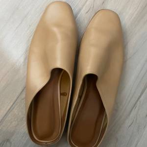 GU 杏色光面平底鞋 beige flat shoes women EU38