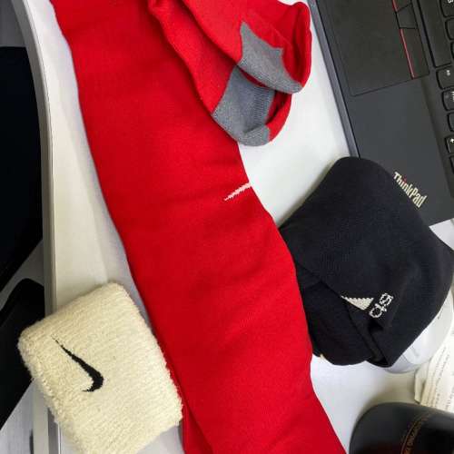 全新 Nike 紅色 黑色 白色 足球襪 護腕 red black white socks wrist band
