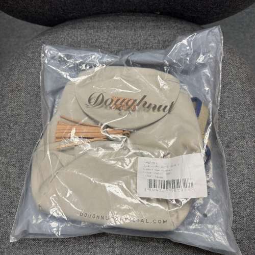 Doughnut 白色背囊，全新未用過，放得太耐有發黃