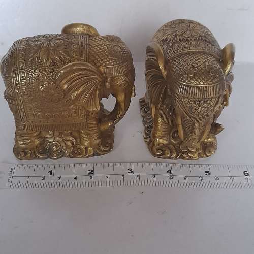 清理存貨半價出售。一對四點五寸高銅佛像，及一對3吋富貴大象，原價每一件三百八十...