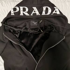 Prada 呢絨外套