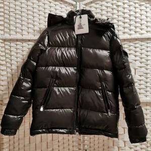 Moncler 黑色羽絨外套