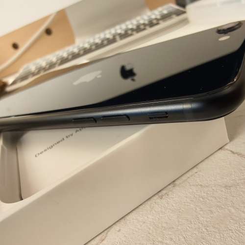 Apple iPhone SE3 128G 黑色 無花接近全新！