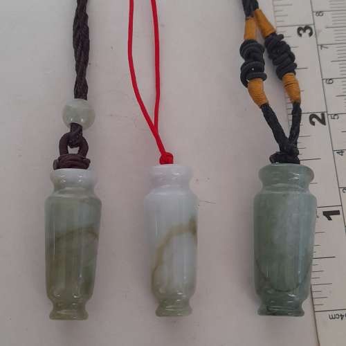 翡翠A玉高約一點五寸花瓶平安吊咀，連大約廿四寸繩頸鏈。每個138元三個300元。no.8...
