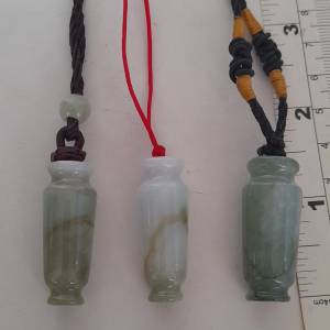 翡翠A玉高約一點五寸花瓶平安吊咀，連大約廿四寸繩頸鏈。每個138元三個300元。no.8...