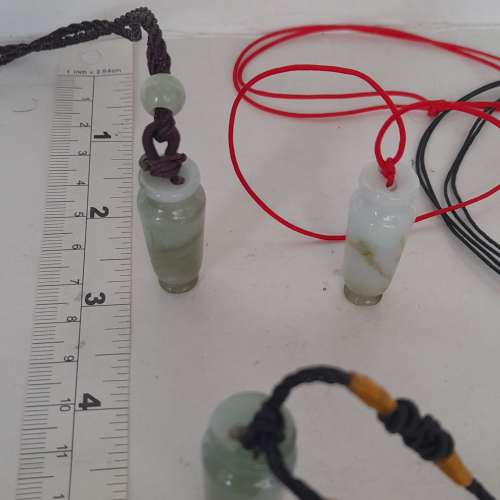 翡翠A玉高約一點五寸花瓶平安吊咀，連大約廿四寸繩頸鏈。每個138元三個300元。no.8...