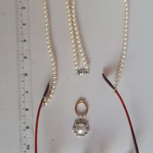 多用途日本人造養珠串，兩條加起約30寸,7mm，可作眼鏡繩。配上縮短扣加上珠吊墜是另...