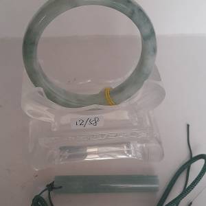 翡翠A玉手鈪，闊度12mm內徑58mm.飄綠色圓滑好水頭。加送價值百餘元多用途平安柱，可...