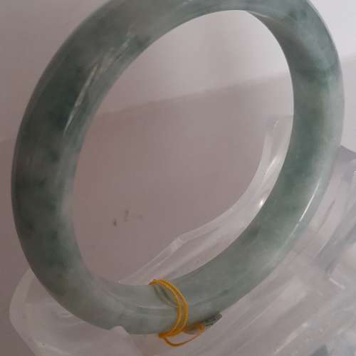 翡翠A玉手鈪，闊度12mm內徑58mm.飄綠色圓滑好水頭。加送價值百餘元多用途平安柱，可...