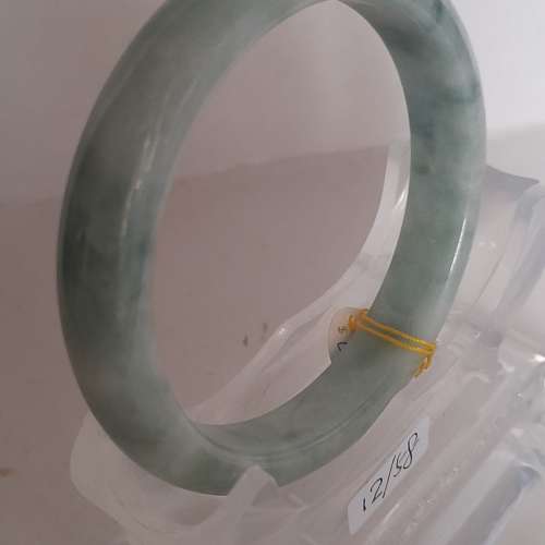 翡翠A玉手鈪，闊度12mm內徑58mm.飄綠色圓滑好水頭。加送價值百餘元多用途平安柱，可...