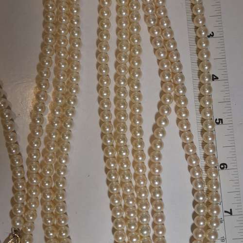 清理存貨，不計成本。日本樹脂膠人造養珠，好皮光，四款如照片顯示。共售二百五十元...