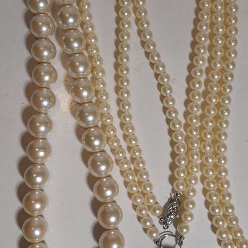 清理存貨，不計成本。日本樹脂膠人造養珠，好皮光，四款如照片顯示。共售二百五十元...