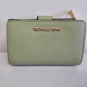 Michael Kors 淺綠色銀包 極平價發售