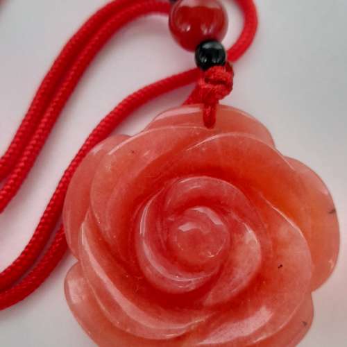 天然晶石玫瑰花吊墜，約35mm，連廿四寸不銹鋼頸鏈或紅繩。每款二百元，一手四款共...