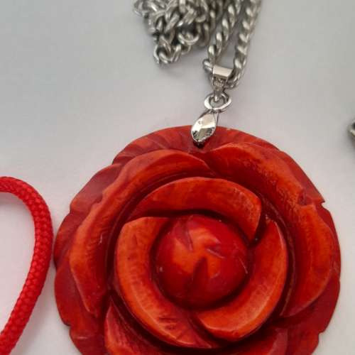 天然晶石玫瑰花吊墜，約35mm，連廿四寸不銹鋼頸鏈或紅繩。每款二百元，一手四款共...