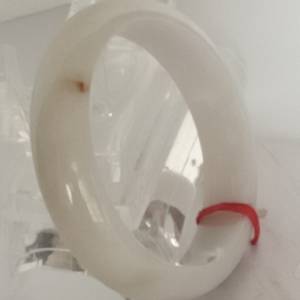 半價清貨。翡翠A玉手鈪，闊度16mm.內徑59mm.古舊存貨。圓滑好水頭，略帶小紫色調。...