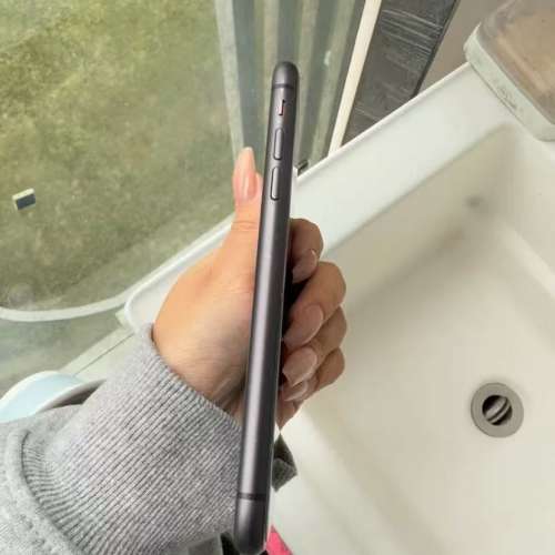 iPhone 11 128G 港行黑色，健康度100%，使用流暢
