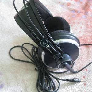 AKG K271