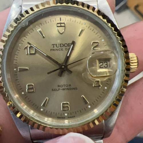 出售帝舵74033，表徑34mm。狗牙圈及表帶非原裝，其他全原裝，，每個4000到4500
