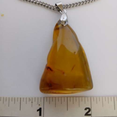 琥珀原石吊墜，長约1點五吋銅鉤連24寸不銹鋼 頸鏈。No.D15.4.25