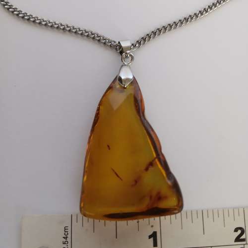 琥珀原石吊墜，長约1點五吋銅鉤連24寸不銹鋼 頸鏈。No.D15.4.25