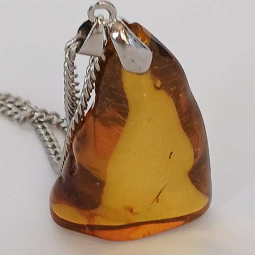 琥珀原石吊墜，長约1點五吋銅鉤連24寸不銹鋼 頸鏈。No.D15.4.25