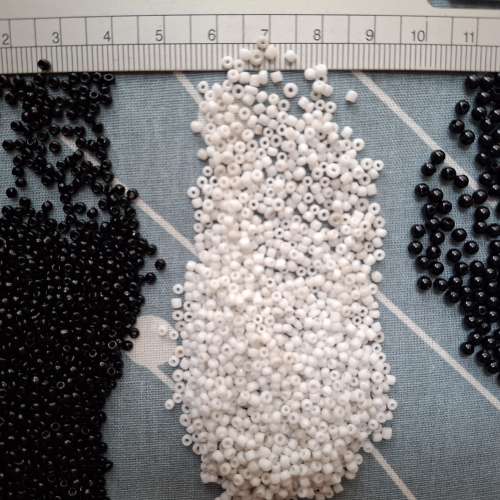 黑白及彩色膠珠