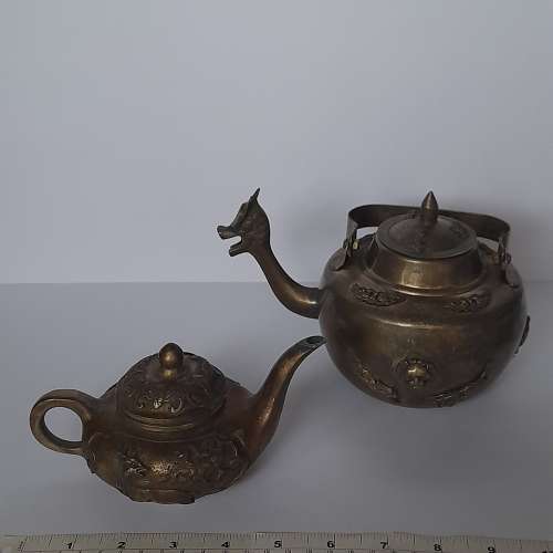 古舊銅茶壺，六寸雕有花鹿，蝠鼠蓋。七寸雕上多款龍。每個三百八十元兩個共售五百...